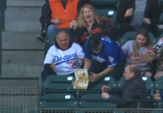 LA Dodgers-fan laat 2 keer (!) zijn eten vallen om een honkbal te vangen (video)