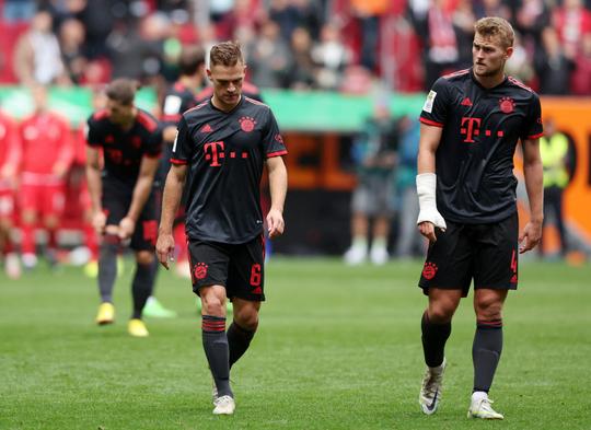 Bayern München met Matthijs de Ligt pijnlijk onderuit op bezoek bij Augsburg