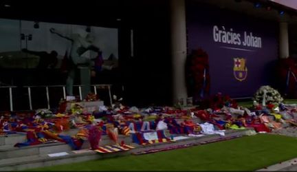 In de rij bij Camp Nou voor herdenken Johan Cruijff (video)