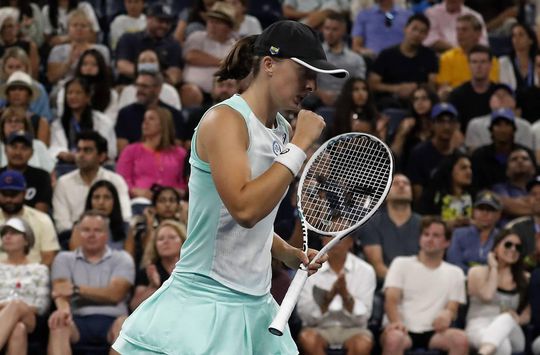 Iga Swiatek verslaat Amerikaanse en is nog altijd zonder setverlies op US Open