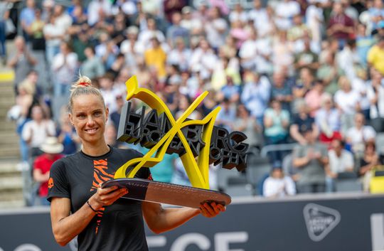 Arantxa Rus draagt 1e WTA-titel op aan overleden vader: 'Deze is voor jou!'