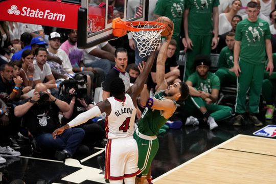 🎥​ | Boston Celtics ten koste van Miami Heat naar NBA Finals