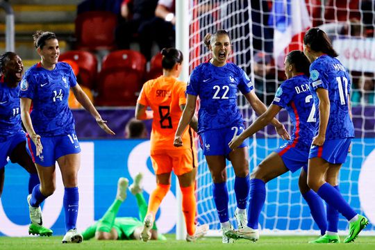 Heldenrol Van Domselaar levert niets op! Tandeloze Leeuwinnen uitgeschakeld in kwartfinale EK na goal Frankrijk in verlenging