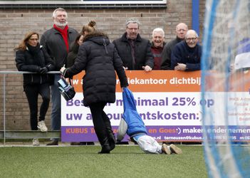 Moeder sleept 2-jarige hooligan van het veld af in Zeeland