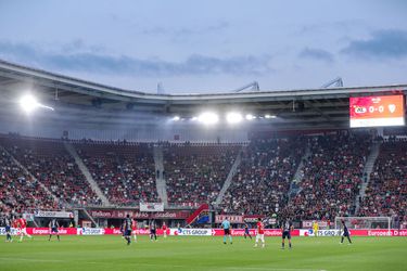 AZ krijgt straf van UEFA: boete én minder kaarten voor Conference League-wedstrijd