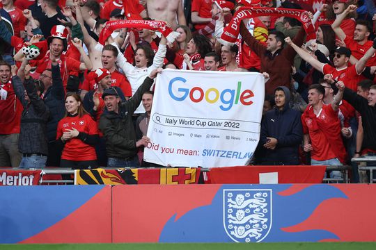 📸 | Geniale grap van fans Zwitserland: *Google naar Italië WK 2022*, bedoel je Zwitserland?