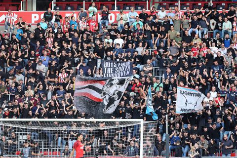 PSV-publiek applaudisseert tegen Arsenal voor overleden fan