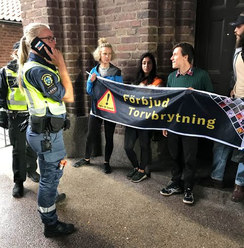 Diamond League-atleten lopen keihard door spandoek milieuactivisten