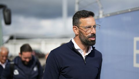 Ruud van Nistelrooij op zijn hoede voor Monaco: 'We moeten vol aan de bak'