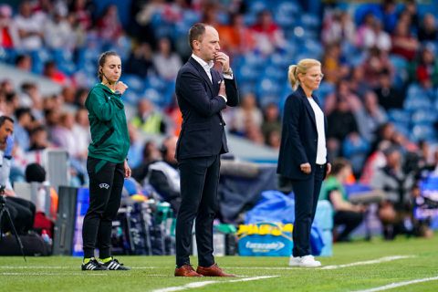 Bondscoach Oranje Leeuwinnen Mark Parsons na zware nederlaag : 'Ik had slimmer moeten zijn'