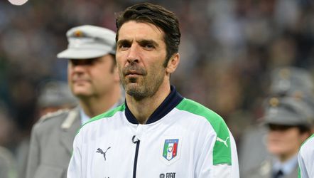 Buffon ziet zichzelf wel achter het roer staan bij Italië