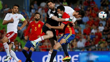 Ai! Busquets maakt flinke klap in oefenduel Spanje (video)