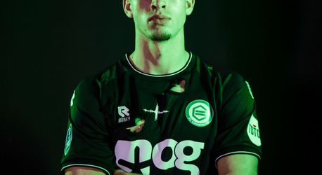 FC Groningen speelt in bekertoernooi met speciaal 'aardbevingsshirt' vol scheuren