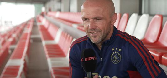 🎥​ | Alfred Schreuder rekent op nog een seizoen van Jurriën Timber bij Ajax