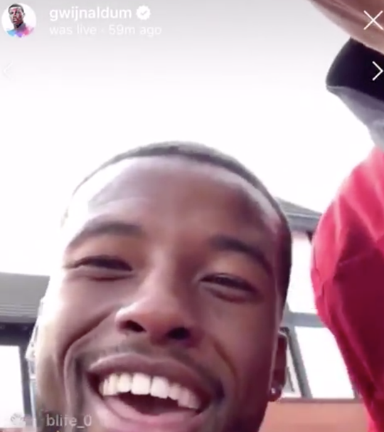 LOL! Wijnaldum laat telefoon vallen tijdens huldiging (video)