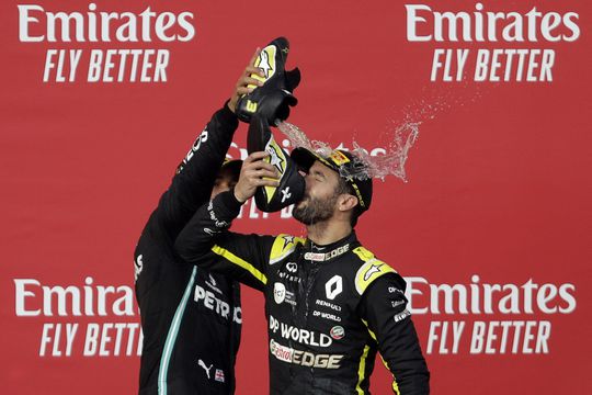🎥 | Daniel Ricciardo lacht zich stuk: teambaas laat eindelijk tattoo zetten