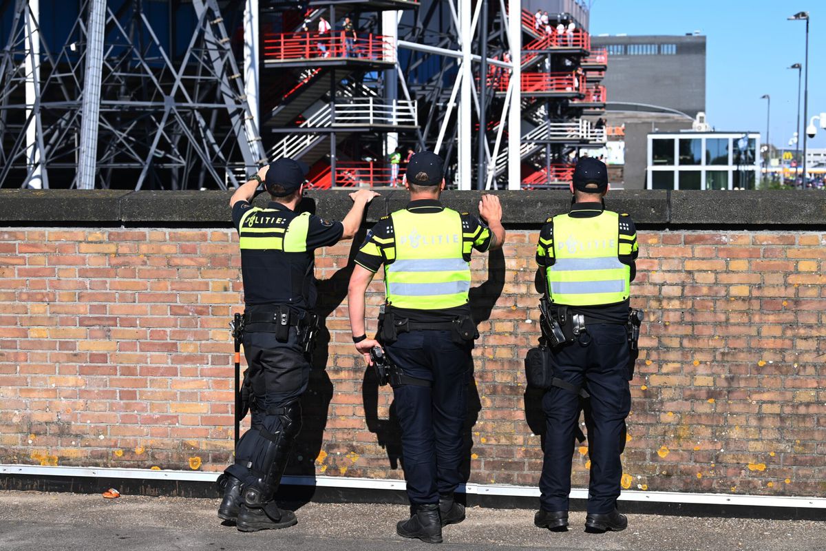 Gaat fout buiten de Kuip: opstootjes, vuurwerk en 5 man opgepakt