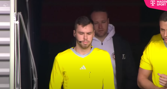 🎥 | Heel bijzonder: supporter vervangt grensrechter op 3e niveau van Duitsland