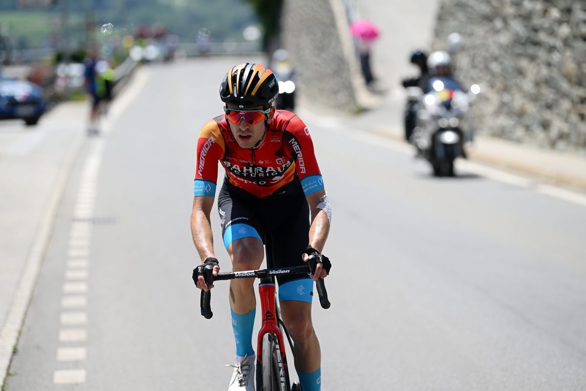 Wielrenner Gino Mäder bewusteloos gevonden in ravijn bij Ronde van Zwitserland