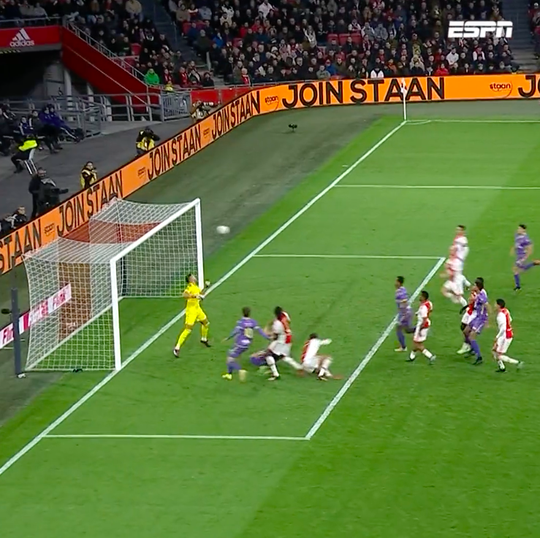 🎥 | Volendam op voorsprong! Oud-jeugdspeler Mirani kopt Ajax op achterstand