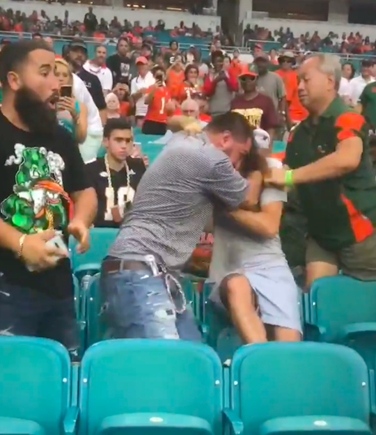 🎥 | Heisa op de tribune: dolle Miami Hurricanes-fans onderling op de vuist