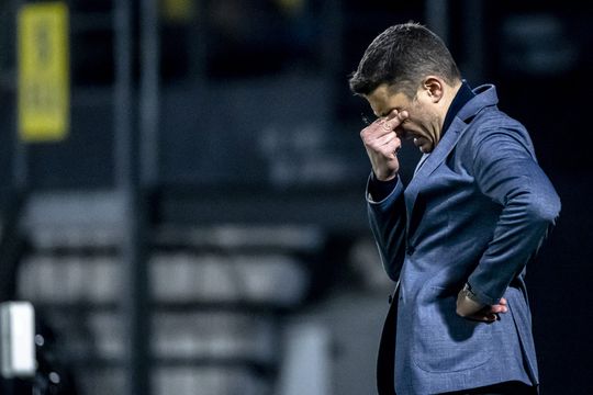 🎥 | Zien om te geloven: Fortuna-coach Velázquez verliest emoties wéér, beukt dugout