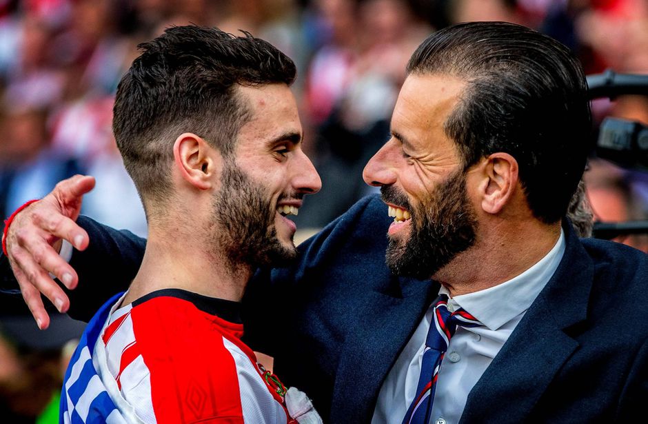 PSV legt jeugdtrainer Ruud van Nistelrooy langer vast: 'Opleiding naar hoger niveau tillen'