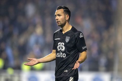 Stoeltjes gooien en vuurwerk op het veld: PEC-Heracles gestaakt door nieuwe ongeregeldheden