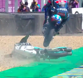Superman! Tsjechische Moto3-rijder krijgt applaus voor geweldige ontwijkactie (video)