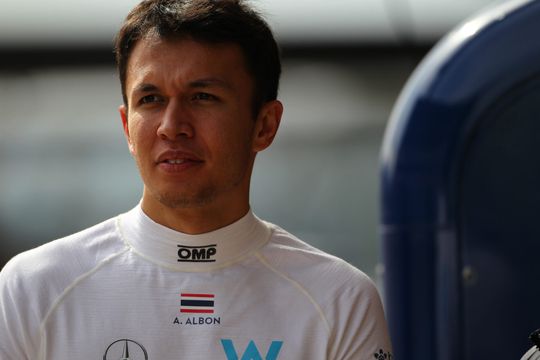 📸 | Alex Albon dolblij met punten én met nieuw kapsel: 'Rode coupe is een blijvertje'