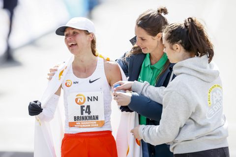 Nienke Brinkman na indrukwekkende prestatie bij marathon van Rotterdam: 'Zeker een keer aan Olympische Spelen deelnemen'