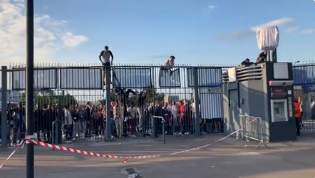 🎥​ | BIZARRE beelden: Liverpool-fans klimmen over hekken en dringen stadion binnen voor CL-finale