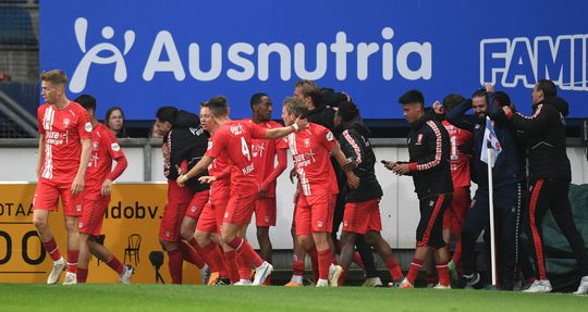 Manfred Ugalde schiet FC Twente door de stokken van Andries Noppert naar zege in Heerenveen