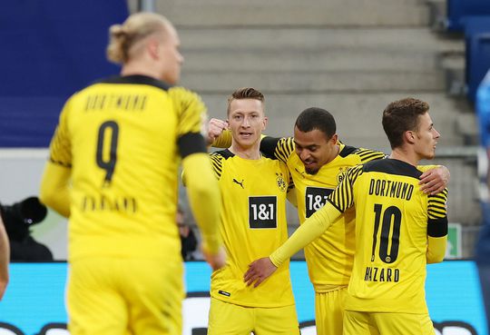 How may I assist you? Donyell Malen is 3 keer de aangever bij uitzege Borussia Dortmund