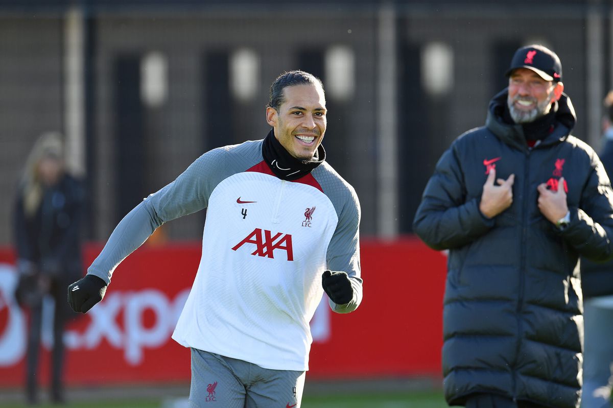 Big Virg is back! Van Dijk terug op trainingsveld bij Liverpool na maand blessureleed