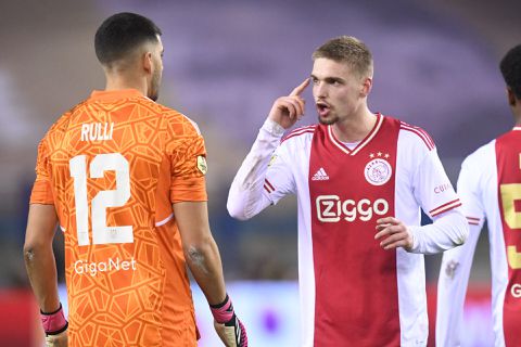 Opstelling Ajax: Heitinga zet bekritiseerde Taylor op de bank tegen NEC