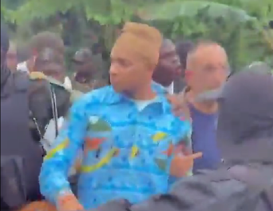🎥 | Kylian Mbappé wordt door tientallen militairen omsingeld tijdens vakantie in Kameroen