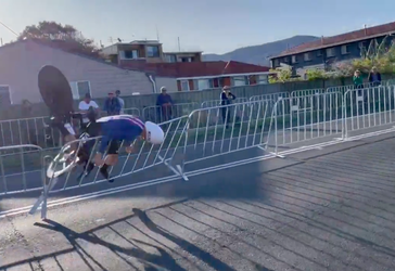 🎥 | Ouch! Zeer snelle Magnus Sheffield knalt keihard in de hekken bij WK tijdrijden
