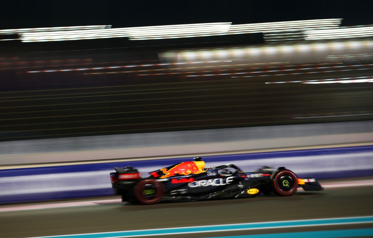 Verstappen behaalt pole position met groots machtsvertoon in Abu Dhabi