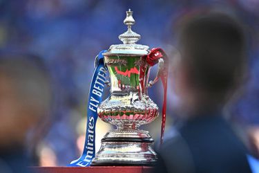 Doelman krijgt rood na plassen in een heg tijdens FA Cup-duel: 'Hij moest nodig'