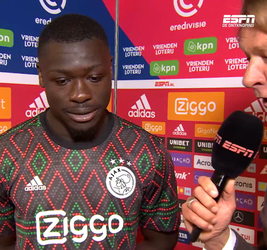 🎥 | Brian Brobbey tikt Hans Kraay lachend op de vingers: 'Je bent niet scherp Hans'