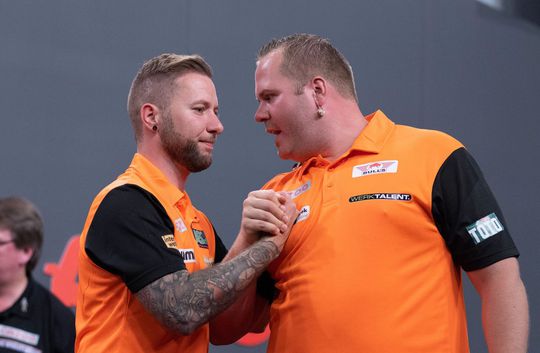 Danny en Dirk vlammend ronde verder op World Cup of Darts: Nederland vermorzelt Ierland