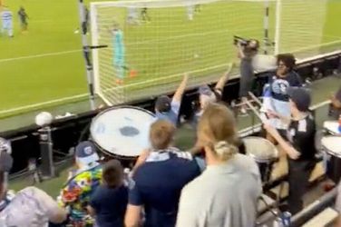 🎥 | Ouch! Fan van Sporting KC krijgt bal vól in haar gezicht: 'Niemand gaat ons stoppen nu...'