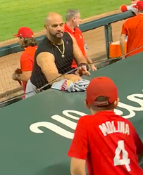 🎥 | MLB-publiekslieveling Albert Pujols maakt jonge fan blij met zijn wedstrijdshirt