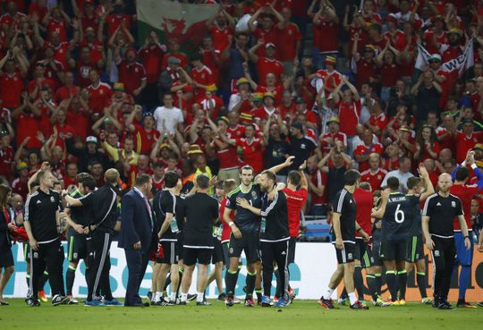 EK-verrassing Wales krijgt in Cardiff huldiging en bustour