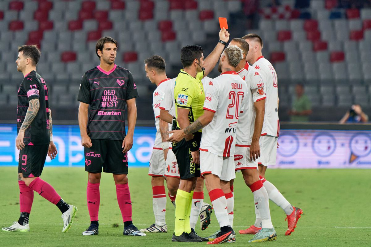 Lekker potje schoppen bij Bari-Palermo: 11 keer geel en 2 keer rood