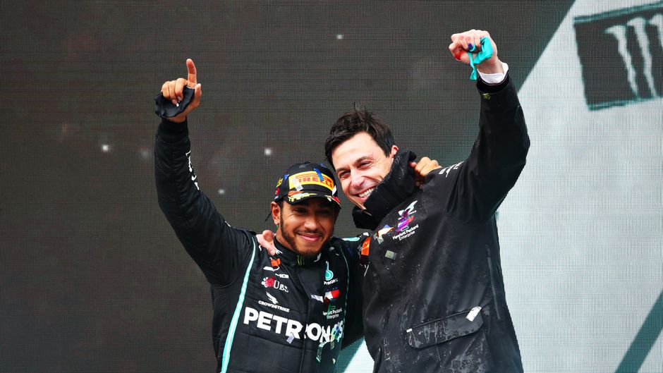 Toto Wolff blijft na intrekken protest woedend: 'Hamilton is bestolen'