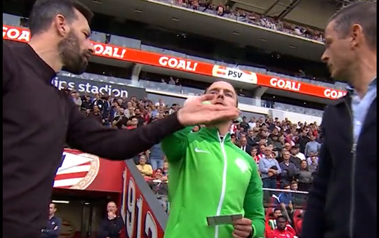 🎥 | Rogier Meijer krijgt geel na commentaar op 4e man, zelfs Van Nistelrooij is het daar niet mee eens