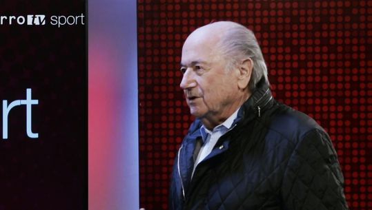 Blatter opgenomen in ziekenhuis maar lacht wel