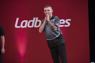Ook Gerwyn Price buigt na fenomenale partij voor onhoudbare Nathan Aspinall (video's)